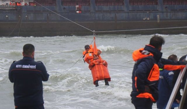 Karaya oturan geminin mürettebatı operasyonla kurtarıldı