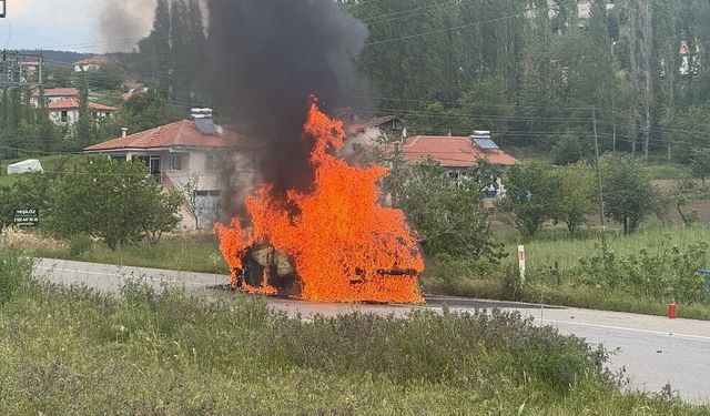 Çarpışan otomobiller alev aldı: 2 kişi öldü!