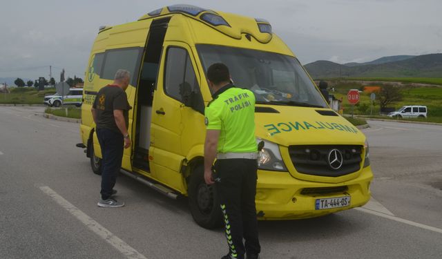 Ambulansla çarpışan motosikletin sürücüsü yaralandı