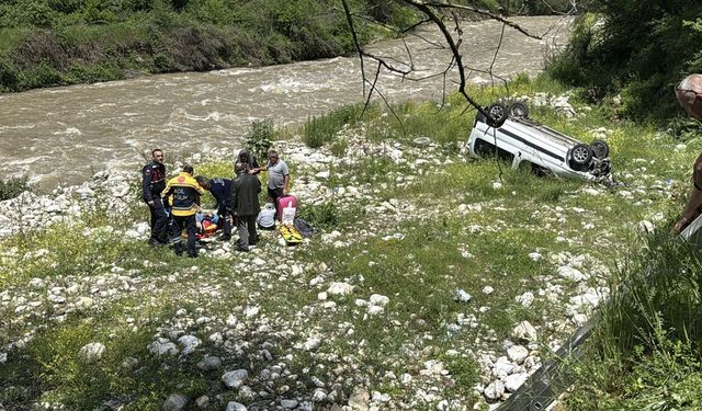 Araç dere yatağına devrildi: Anne ve 2 çocuğu yaralandı