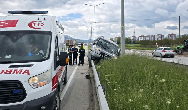 Bariyerin üstüne çıkan hafif ticari araçtaki 2 kişi yaralandı
