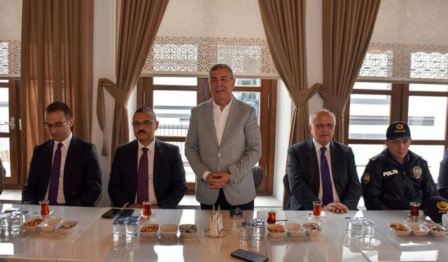 Boyabat protokolü vatandaşla bayramlaştı