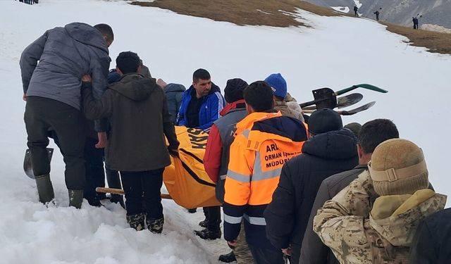 Çığ altında kalan çobanın cansız bedenine ulaşıldı
