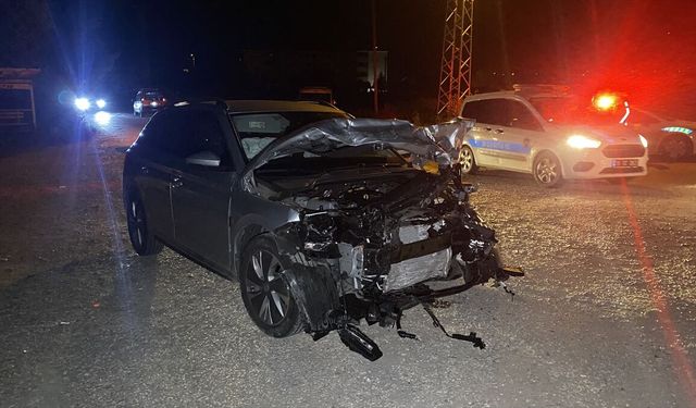 İki otomobil çarpıştı: 3'ü ağır 7 yaralı