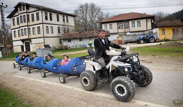Köy çocukları için bidonlardan tren yaptı