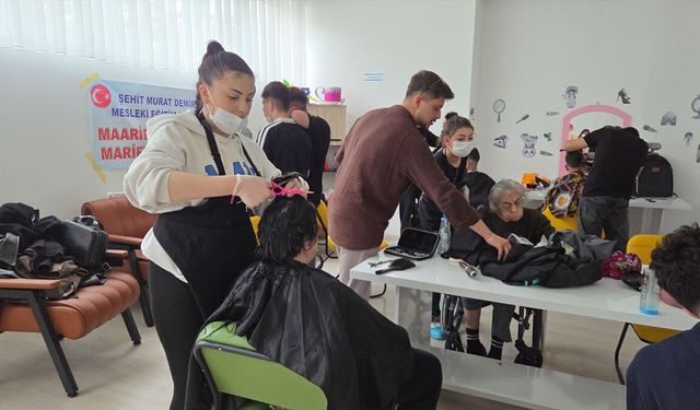 Öğrenciler özel gereksinimli bireylerin saç bakımını yaptı