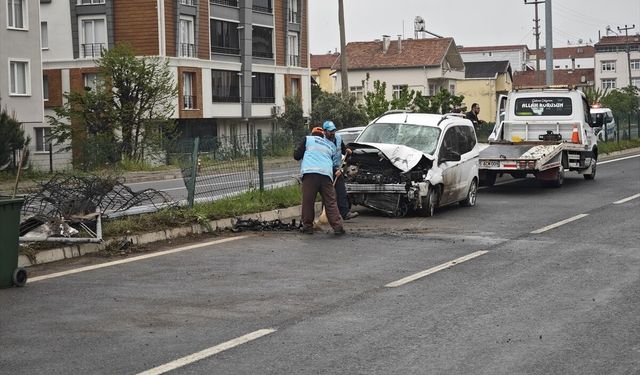 Refüje çıkan hafif ticari araçtaki 3 kişi yaralandı