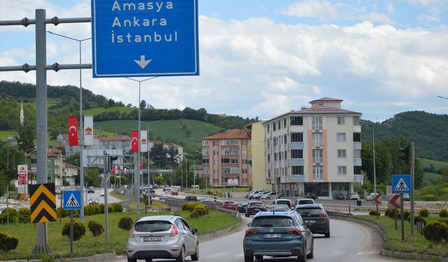 Samsun-Ankara kara yolu Havza geçişinde bayram dönüşü yoğunluğu