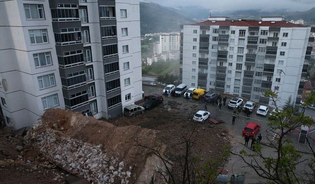 Sitenin istinat duvarı çöktü