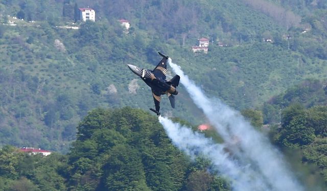 SOLOTÜRK Giresun'da uçuş yaptı