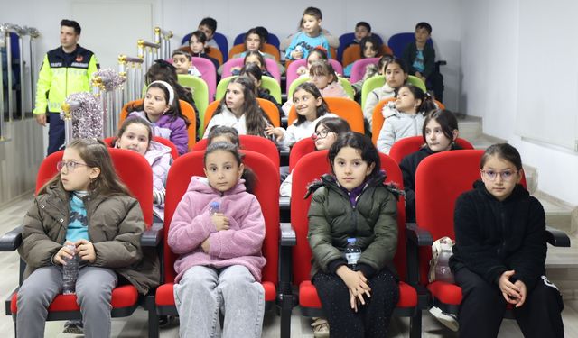 Tokat Belediyesinin yenilenen trafik eğitim parkında miniklere uygulamalı trafik eğitimi veriliyor