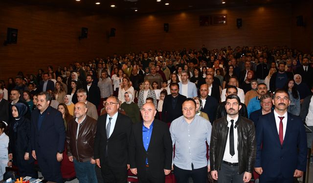 Vezirköprü Cumhuriyet Ortaokulu'ndan 'Nostaljik Şarkılar' konseri