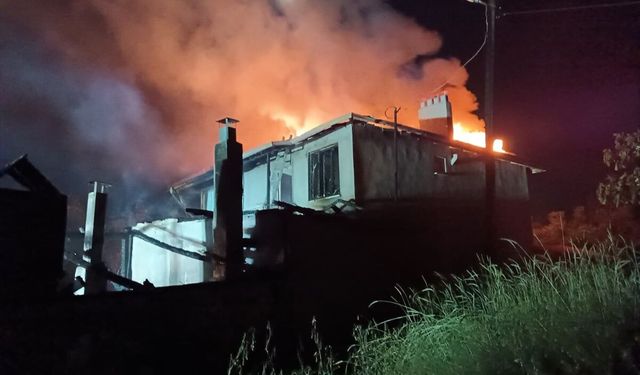 Yangında bir evde hasar oluştu