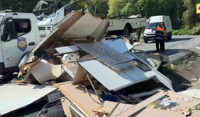 Bariyerlere çarpan karavan paramparça oldu: 1 ölü