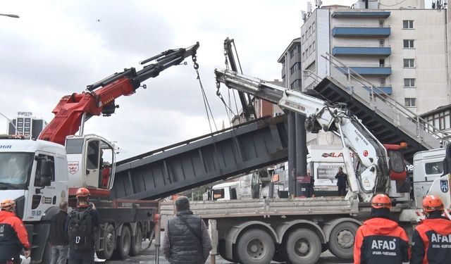 Damperi açık kamyon üst geçite çarptı