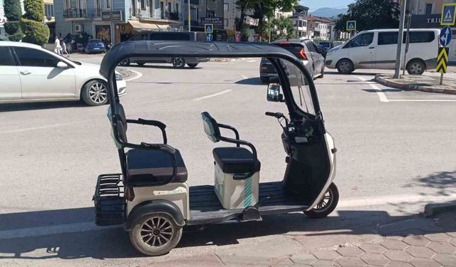 Elektrikli motosiklet devrildi, 3 kişi yaralandı