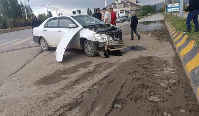 Hafriyat kamyonu ile otomobil çarpıştı