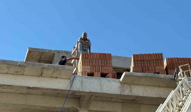İnşaatta mahsur kalan ustayı itfaiye ekipleri kurtardı
