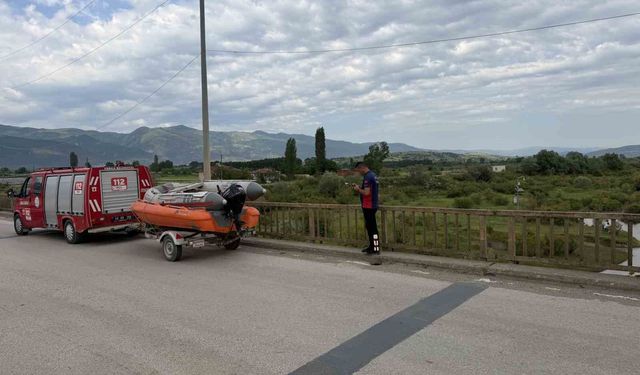 Irmağa giren 2 genç akıntıya kapılarak kayboldu