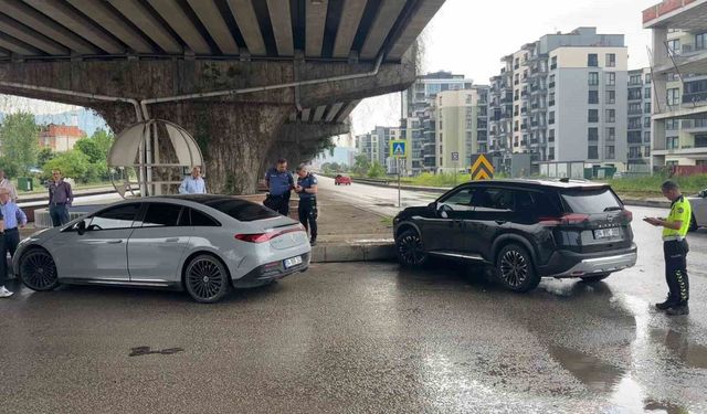 Kavşakta kaza: 3 yaralı