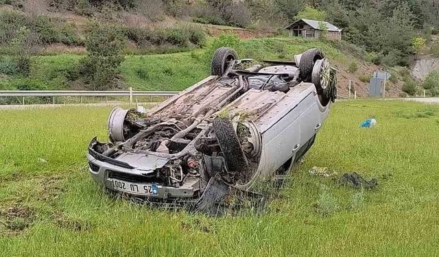 Lastiği patlayan otomobil takla attı: 5 yaralı
