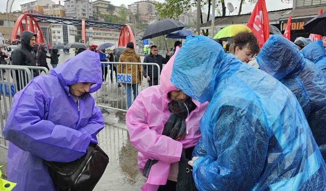 Madenci kıyafetli bebek 1 Mayıs yürüyüşüne damga vurdu