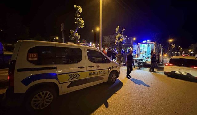 Motosiklet park halindeki otomobile çarptı: 1 yaralı