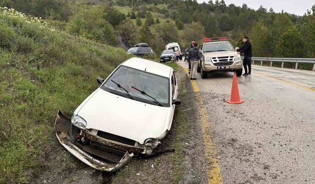 Otomobil yoldan çıktı: 3 yaralı