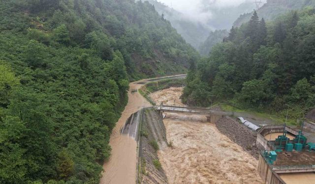 Sağanak nedeniyle yol ulaşıma kapatıldı