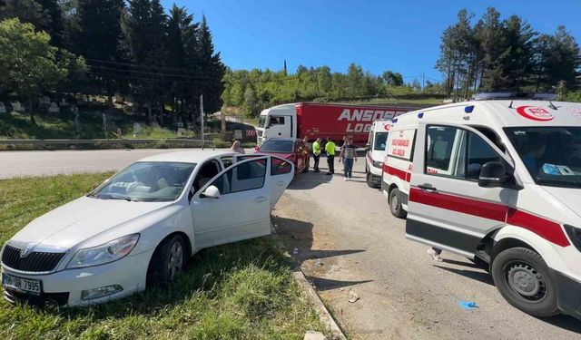 SUV ile otomobil çarpıştı: 1'i çocuk 2 yaralı