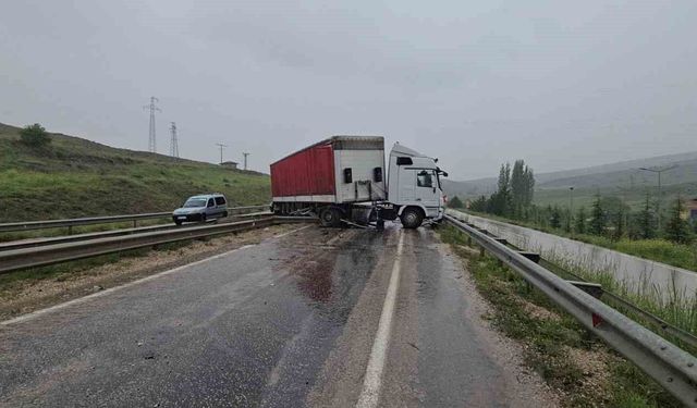 Tır ile minibüs çarpıştı: 11 yaralı
