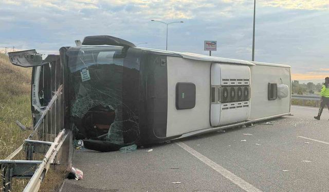 Yolcu otobüsü devrildi: 25 yaralı