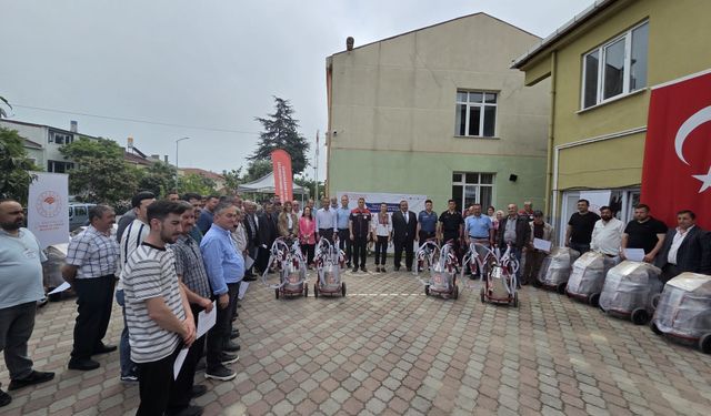 40 üreticiye süt sağım makinesi teslim edildi