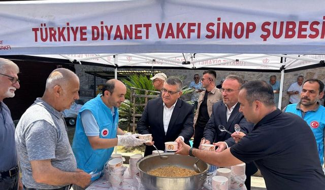 Vali Özarslan vatandaşa aşure ikram etti!
