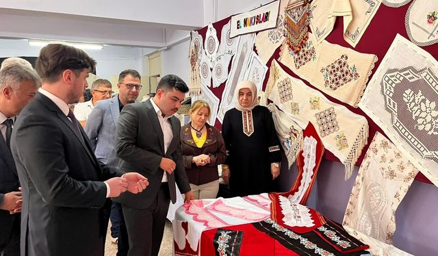 Türkeli'de kursiyerlerin bir yıllık emeği sergilendi