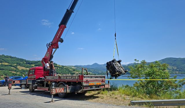 Kayıp olan kadın baraj gölündeki araçta ölü bulundu