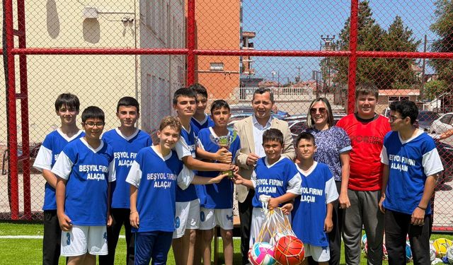 Alaçam'da ortaokullar arası futbol turnuvası düzenlendi