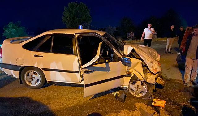İki otomobilin çarpıştığı kazada 6 kişi yaralandı