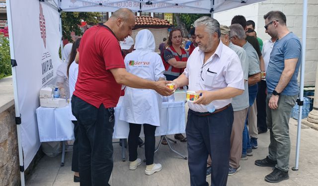 Karabük'te vatandaşlara aşure ikramı