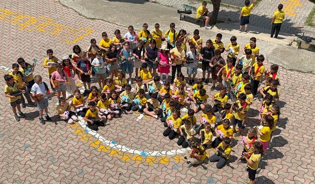 Minik öğrenciler yıl sonunu ukulele konseriyle kutladı