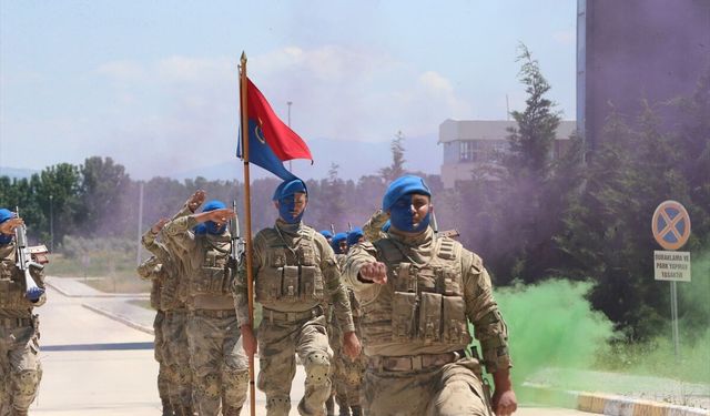 Türk Hava Kuvvetleri paraşüt ekibinden gösteri