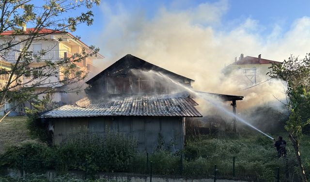 Yangında evde hasar oluştu, 2 traktör kullanılamaz hale geldi