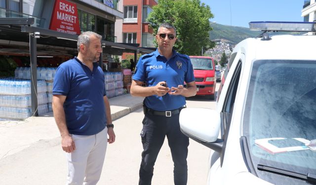 Yolda bulduğu parayı polise teslim etti