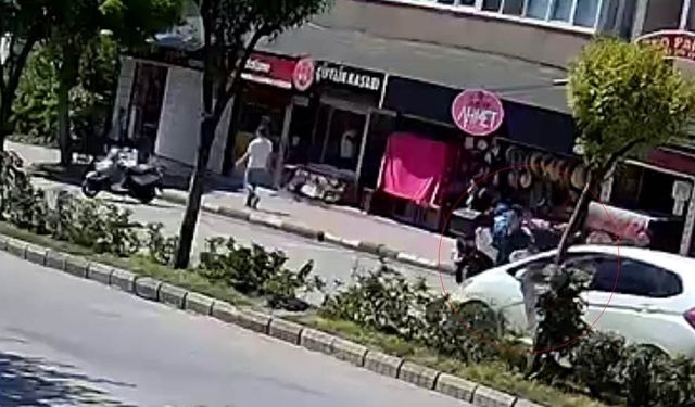 Aldığı takdir belgesinin sevinciyle koşarken otomobil çarptı