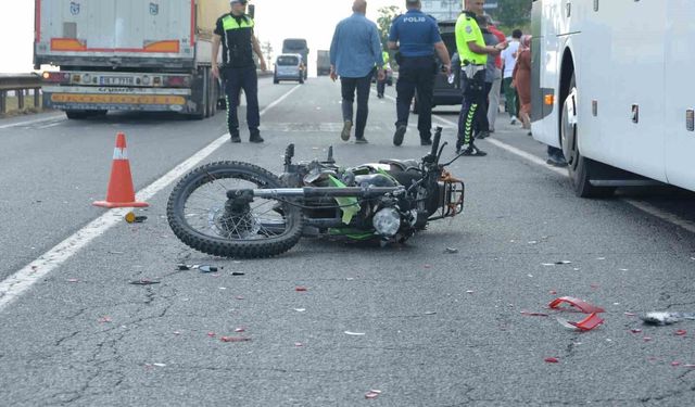 Arızalanan otobüse çarpan motosiklet sürücüsü öldü
