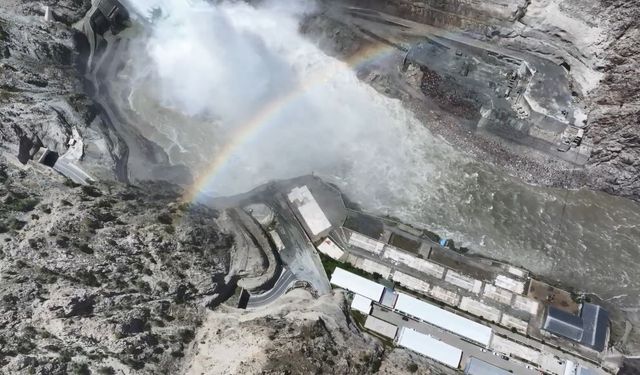 Baraj kapaklar açılınca gökkuşağı ortaya çıktı