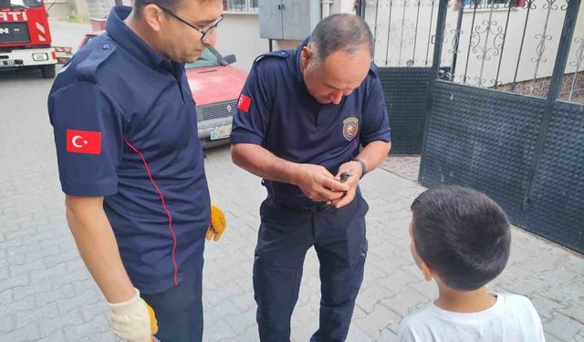 Çatı kenarına sıkışan kuşu itfaiye kurtardı