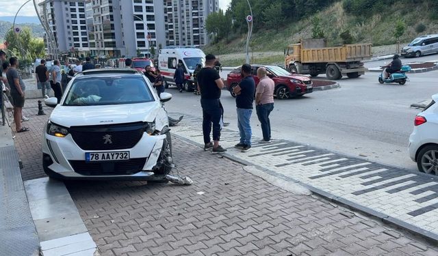 Ehliyetsiz sürücünün karıştığı kazada anne ile kızı yaralandı