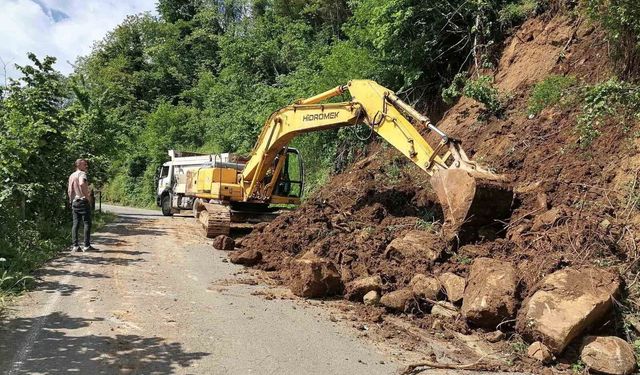 Heyelan nedeniyle ulaşıma kapanan 236 mahalle yolu açıldı