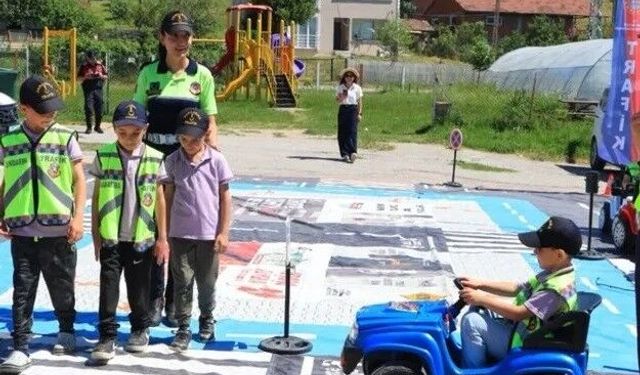 Jandarmadan miniklere uygulamalı trafik eğitimi